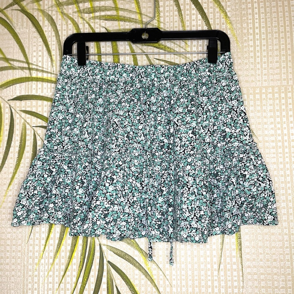 Zara ruffled mini skirt Size L green white floral pattern